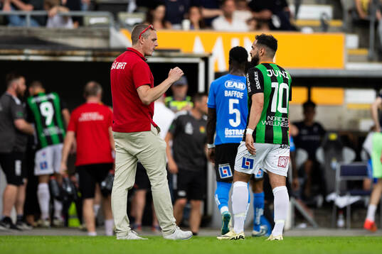 Spelarna lämnar planen