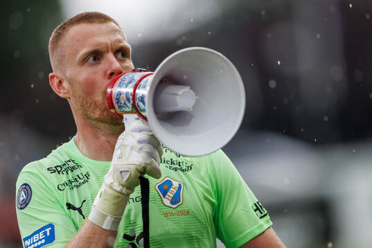 Halmstads målvakt Tim Erlandsson jublar