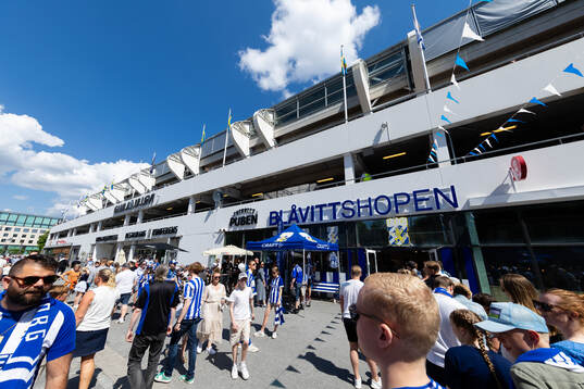 Supportrar utanför Gamla Ullevi innan fotbollsmatchen i