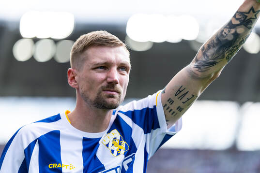 Tidigare IFK Göteborg spelaren Sebastian Eriksson hyllas