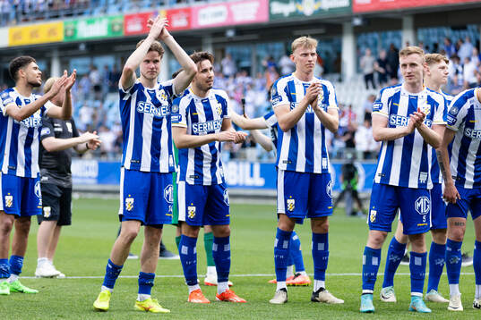 IFK Göteborgs spelare tackar publiken