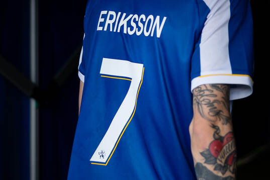 IFK Göteborgs Sebastian Eriksson lämnar planen på Gamla