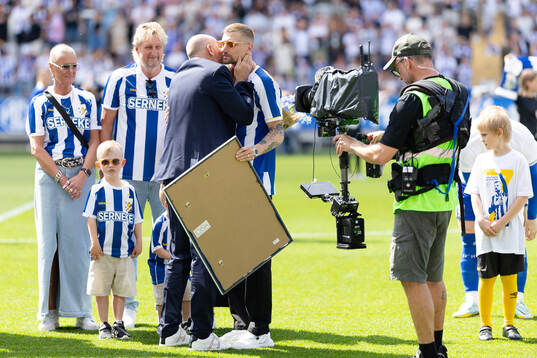 IFK Göteborgs Sebastian Eriksson uppvaktas av