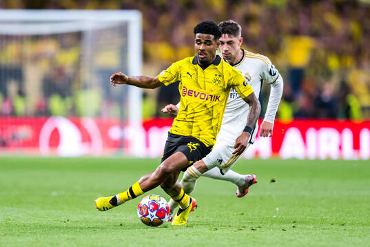 Ian Maatsen of Dortmund and Federico Valverde of Real Madrid