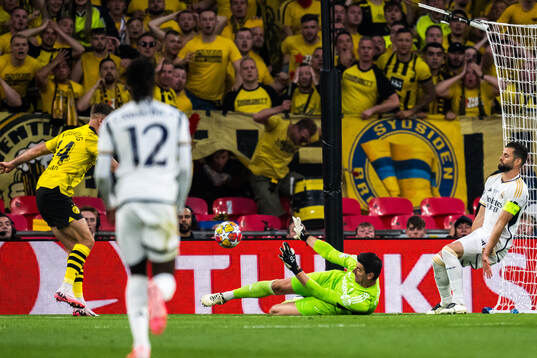 Thibaut Courtois of Real Madrid and Niclas Fullkrug of