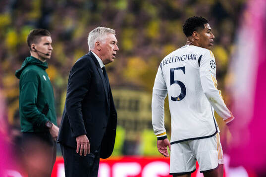 Head coach Carlo Ancelotti and Jude Bellingham of Real
