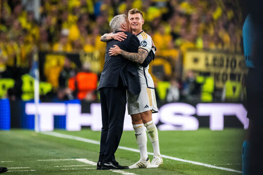 Toni Kroos and Head coach Carlo Ancelotti of Real Madrid