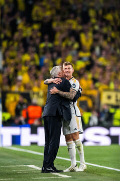 Toni Kroos and Head coach Carlo Ancelotti of Real Madrid