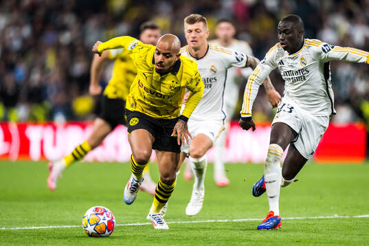 Donyell Malen of Dortmund and Ferland Mendy of Real Madrid