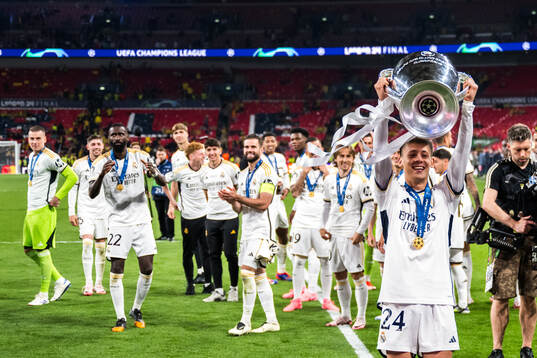 Arda Guler of Real Madrid celebrate
