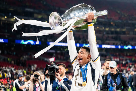 Jude Bellingham of Real Madrid celebrates with the trophy