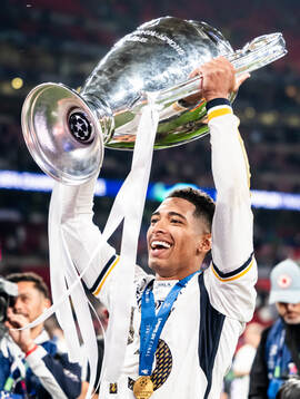 Jude Bellingham of Real Madrid celebrates with the trophy