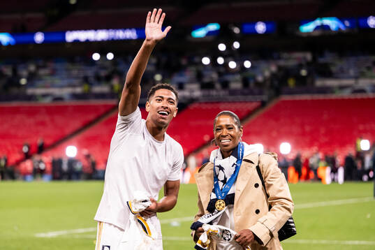 Jude Bellingham of Real Madrid celebrate with his mother