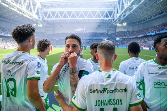 Hammarbys Nahir Besara jublar med lagkamrater