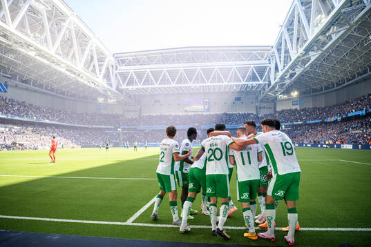 Hammarbys Nahir Besara jublar med lagkamrater