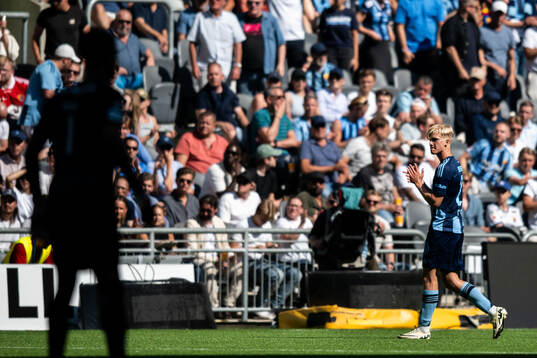 Djurgårdens Lucas Bergvall byts ut och deppar
