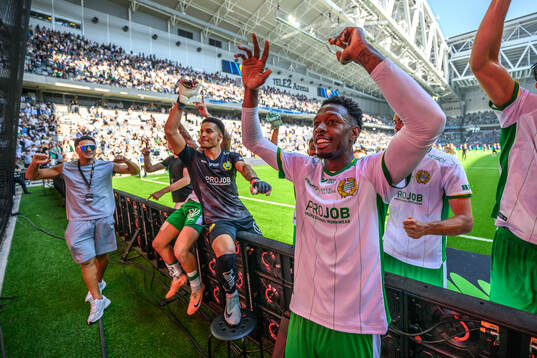 Hammarbys Shaquille Pinas jublar med lagkamrater