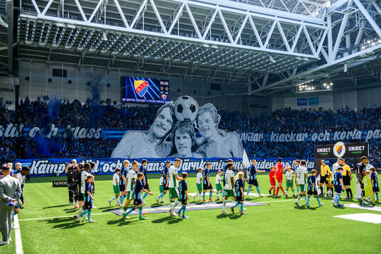 Hammarbys och Djurgårdens spelare gör entré
