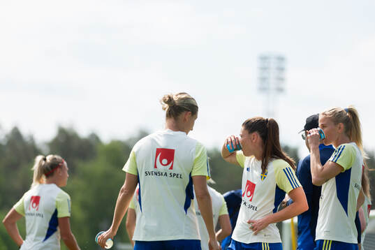 Sofia Jakobsson and teammates of Sweden