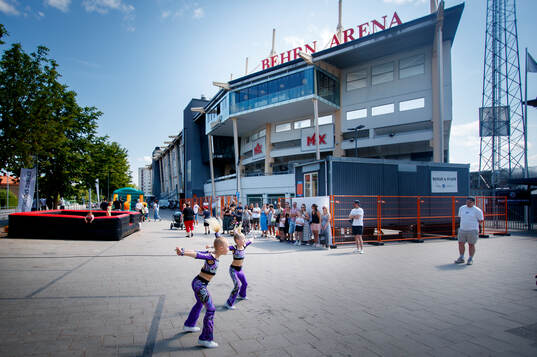 Dansuppvisning utanför Behrn Arena