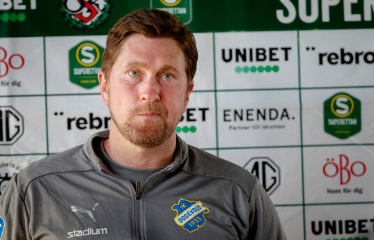 IK Oddevolds tränare Rikard Nilsson på presskonferensen