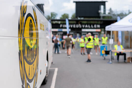 Mjällbys buss utanför Finnvedsvallen