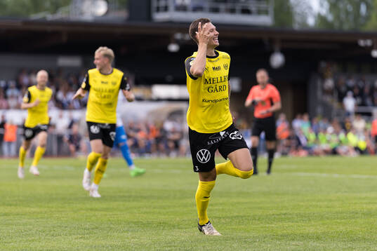 Mjällbys Arvid Brorsson jublar