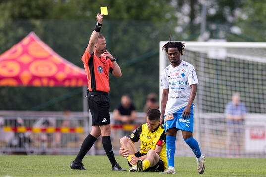 Värnamos Frank Junior Adjei får ett gult kort