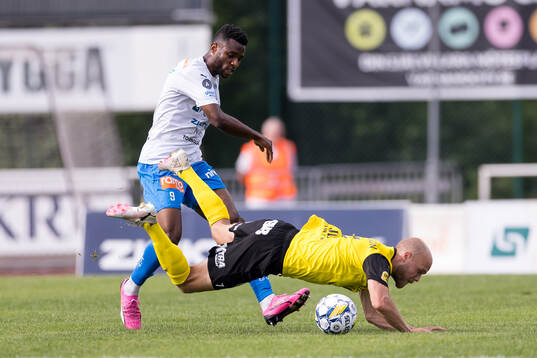Värnamos Johnbosco Samuel Kalu och Mjällbys Viktor