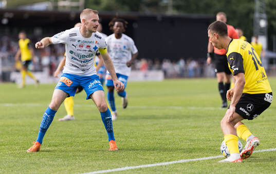 Värnamos Freddy Winsth och Mjällbys Nicklas Røjkjær