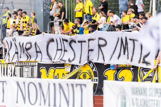 Mjällbys supportrar med banderoll