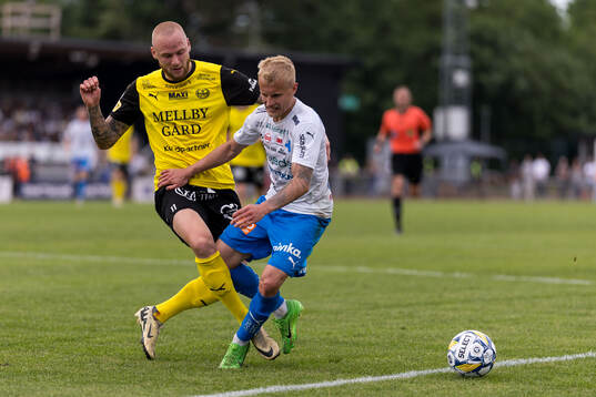 Mjällbys Adam Ståhl och Värnamos Viktor Bergh