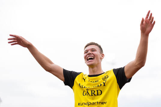 Mjällbys Arvid Brorsson jublar