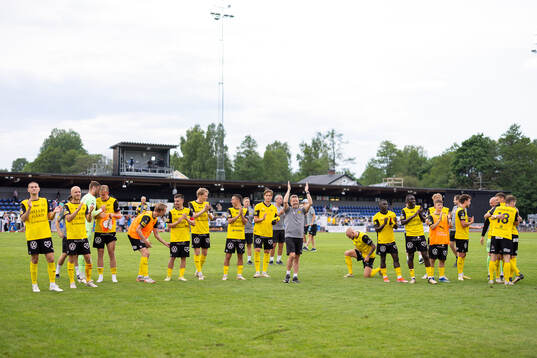 Mjällbys spelare och ledare jublar