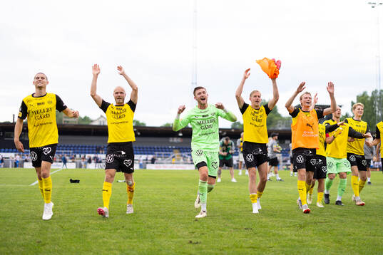 Mjällbys spelare jublar