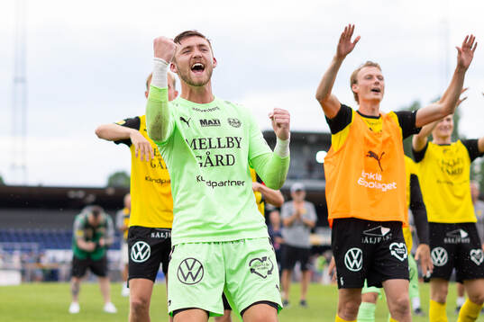 Mjällbys målvakt Noel Törnqvist jublar