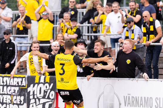 Mjällbys Arvid Brorsson jublar med supportrar