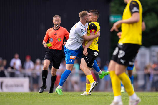 Irriterat mellan Värnamos Gustav Engvall och Mjällbys