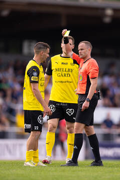 Mjällbys Jesper Gustavsson tilldelas gult kort av Domare