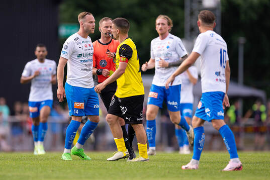 Irriterat mellan Värnamos Gustav Engvall och Mjällbys