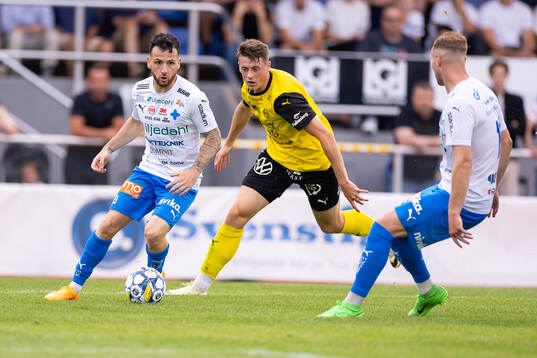 Värnamos Marco Bustos och Mjällbys Elliot Stroud