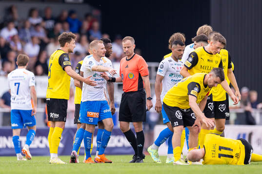 Värnamos Freddy Winsth och Domare Richard Sundell