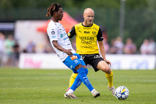 Värnamos Frank Junior Adjei och Mjällbys Viktor Gustafson