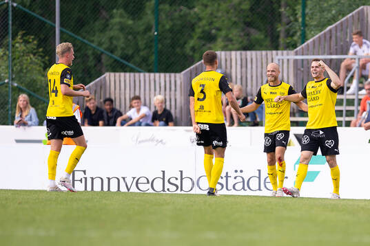 Mjällbys Viktor Gustafson och Jacob Bergström jublar