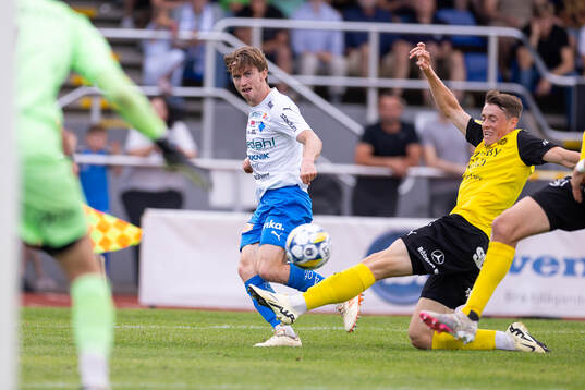 Värnamos Carl Johansson och Mjällbys Elliot Stroud