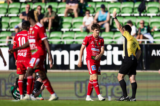 Skövde AIKs Fritiof Hellichius får gult kort