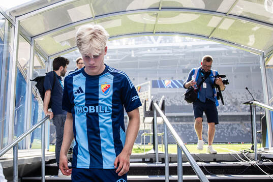Djurgårdens Lucas Bergvall lämnar planen