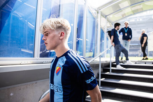 Djurgårdens Lucas Bergvall lämnar planen