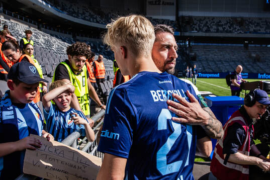 Djurgårdens Lucas Bergvall får en kram av Hammarbys Nahir