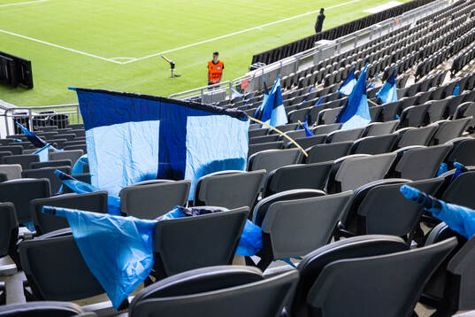 Djurgården flaggor på läktaren innan fotbollsmatchen i